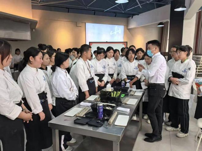 天津市禾之鮮餐飲管理有限公司到訪市職教中心，共探婚慶禮儀服務(wù)產(chǎn)教融合新路徑